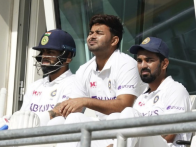 India's captain Virat Kohli, left, sits with teammates and KL Rahul, right, and Rishabh Pant