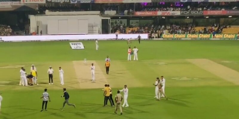 Fans breach security to take selfie with Virat Kohli in Bengaluru - WATCH