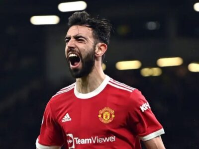 Bruno Fernandes signs new Manchester United deal until 2026