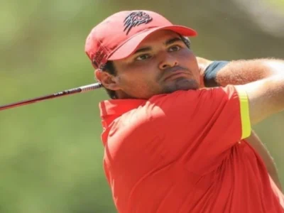 Eugenio-Chacarra-following-the-ball-after-striking-it