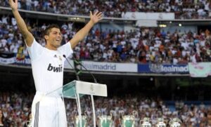 Ronaldo Waiving hands