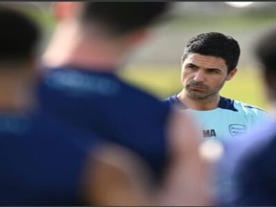 Mikel Arteta at a team training session