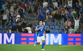 Primarily known as a second striker or attacking midfielder, Raspadori can also operate as a winger or even as a false nine